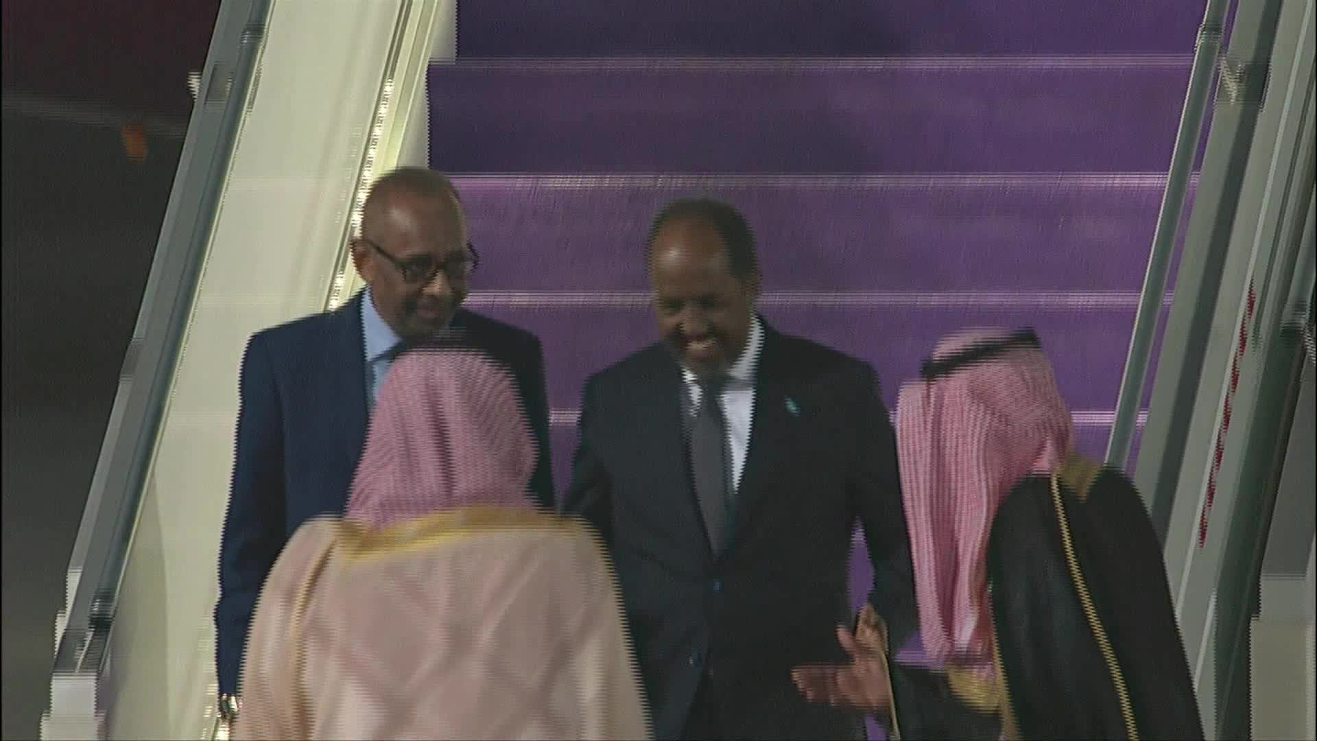 الرئيس الصومالي حسن شيخ محمود يصل الي جدة للمشاركة في القمة العربية - snapshot 3.31